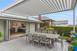 Outdoor dining - Spacious family home in Meadowbank| by Furnished Rentals (Auckland)