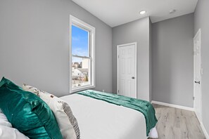 5 bedrooms, iron/ironing board, WiFi, bed sheets - This modern 5-bedroom, 3-bathroom home in Jersey City offers everything you need (Jersey City)