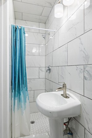 Dusche, Haartrockner, Handtücher, Seife