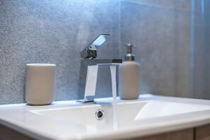 Douche, séchoir à cheveux, savon