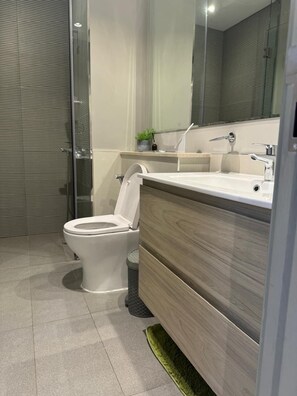 Apartment, Balcony, Canal View | Bathroom | Towels - 1BHK in Business Bay close to metro  (Dubai)