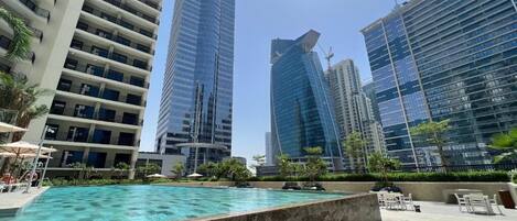 Una piscina al aire libre