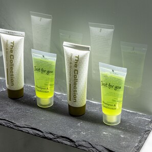 Four tubes of shampoo and conditioner on a stone shelf. - 3-bdr Stunning LUX Villa Parking Central London (London)