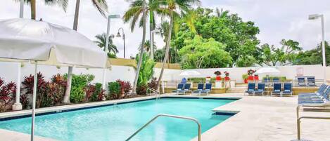 Piscine extérieure, tentes de plage