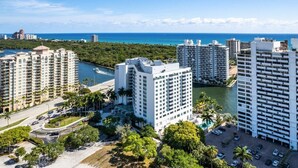 A high-rise hotel with multiple floors, a marina, and a view of the ocean. - Turtle Cove (Fort Lauderdale)