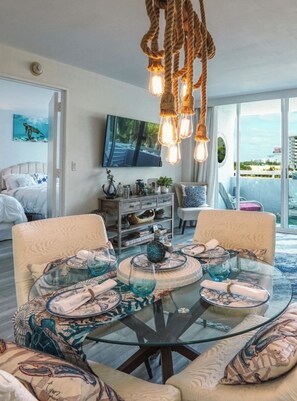 Comfort Suite, City View | Living area