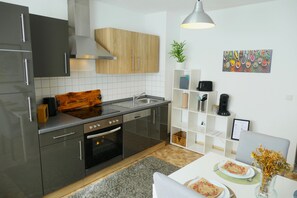 Kühlschrank, Mikrowelle, Ofen, Herdplatte