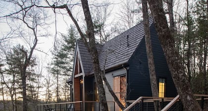 Hide Inn Seek Hillside Treehouse - 1.5mi to Main St