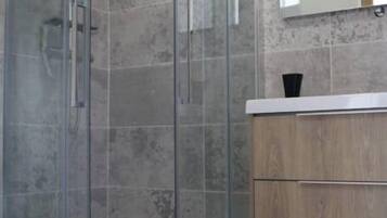 Een douche, een haardroger, handdoeken