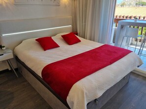 Een strijkplank/strijkijzer, wifi, beddengoed