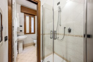 Appartement, 1 très grand lit | Salle de bain | Chaussons
