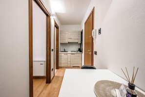 Appartement, 1 très grand lit | Coin séjour | Télévision à écran plat