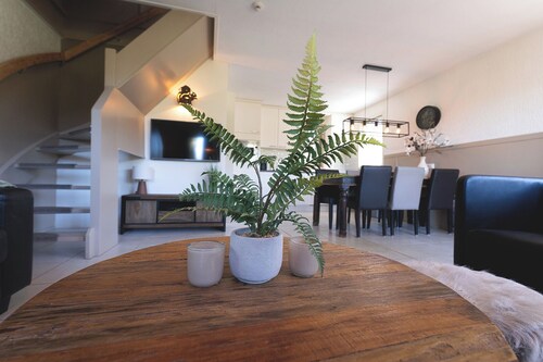 Cozy detached vacation home beautifully situated by the meadow