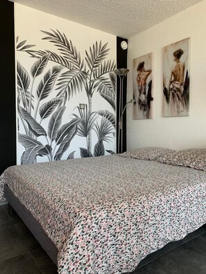 Iron/ironing board, WiFi, bed sheets