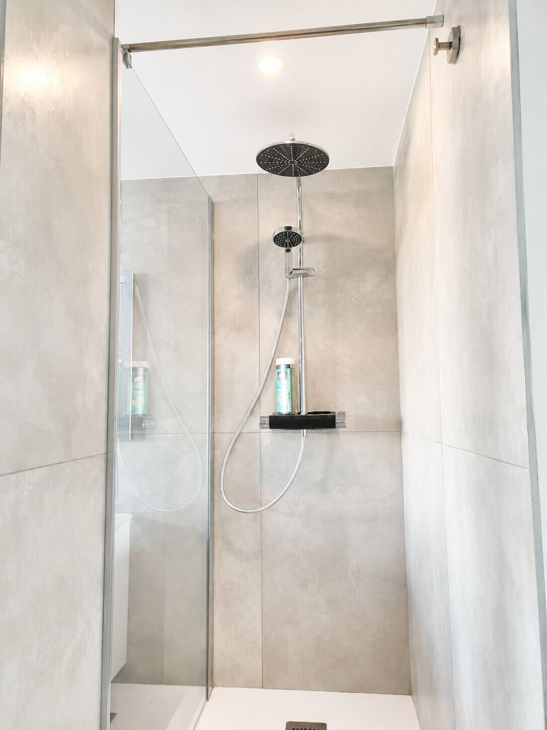 Douche, sèche-cheveux, serviettes fournies