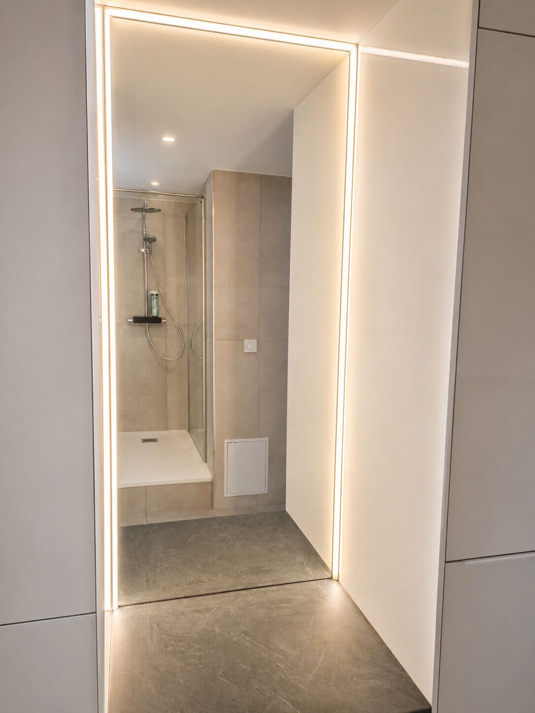 Een douche, een haardroger, handdoeken
