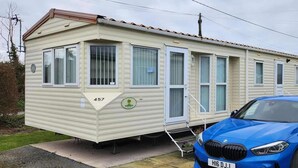 Cabin | Exterior - Comfortable 2 Bedroom Caravan - Close to Castle (Rhyl)