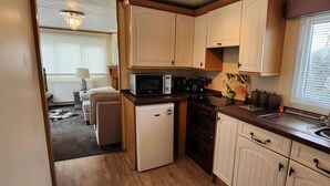 Cabin | Private kitchen - Comfortable 2 Bedroom Caravan - Close to Castle (Rhyl)