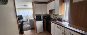 Cabin | Private kitchen | Fridge, microwave, oven, stovetop - Comfortable 2 Bedroom Caravan - Close to Castle (Rhyl)