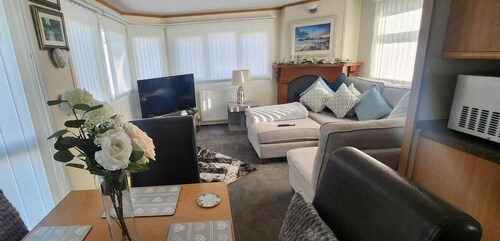 Comfortable 2 Bedroom Caravan - Close to Castle