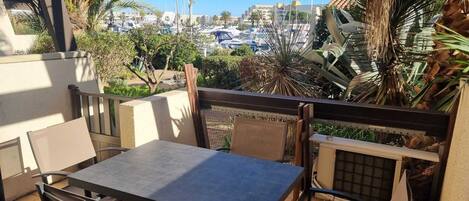 屋外ダイニングエリア