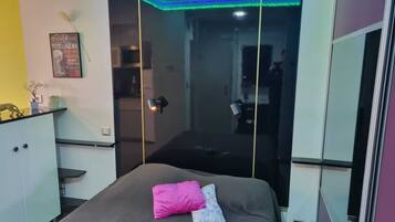 WiFi, bed sheets