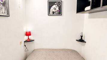 Iron/ironing board, WiFi, bed sheets