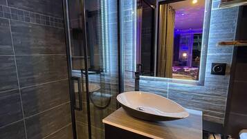 Shower, hair dryer, towels