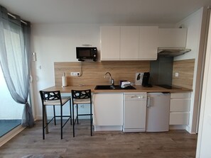 Refrigerador, microondas, lavavajillas y cafetera y tetera 