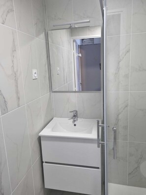Shower, hair dryer, towels - Naturiste Cap d'Agde Port Vénus 211 (Agde)