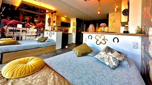 A modern bedroom with two beds, a wooden ceiling, and a mirror. - Naturiste Cap d'Agde Port Nature 90 (Agde)