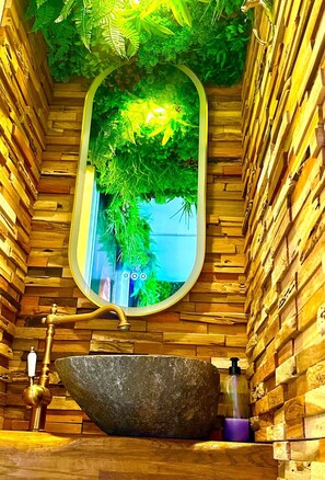 シャワー、ヘアドライヤー、タオル