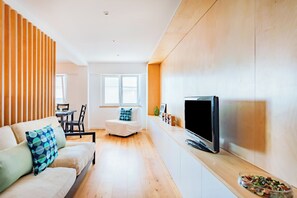 Familienapartment, 3 Schlafzimmer, Nichtraucher | Wohnzimmer | Flachbildfernseher