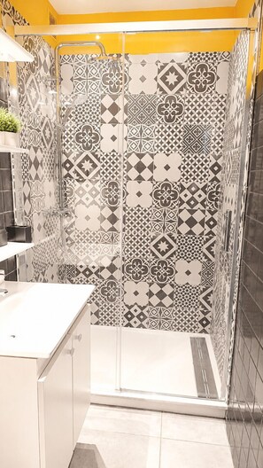 Shower, hair dryer, towels