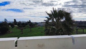 A rooftop terrace with a view of a park and the sky. - Naturiste Cap d'Agde Port Nature 827 ** (Agde)