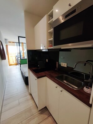 Réfrigérateur, micro-ondes, cafetière/bouilloire