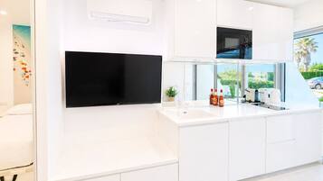 Geladeira, micro-ondas, cooktop, lava-louças