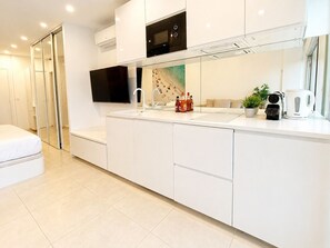 Fridge, microwave, stovetop, dishwasher