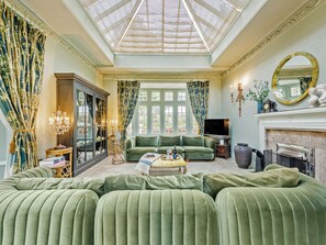 TV, fireplace - 7 bedroom accommodation in Llanarth (Llanarth)