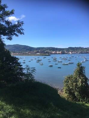 A coastal town with a marina filled with boats, surrounded by greenery and hills in the background. - Résidence Eihera, Building B (Hendaye)