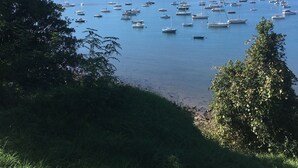 A coastal town with a marina filled with boats, surrounded by greenery and hills in the background. - Résidence Eihera BuildingB (Hendaye)