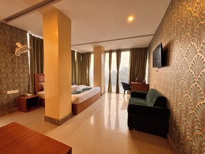 Deluxe-Doppelzimmer, Stadtblick | Schreibtisch, laptopgeeigneter Arbeitsplatz, kostenloses WLAN