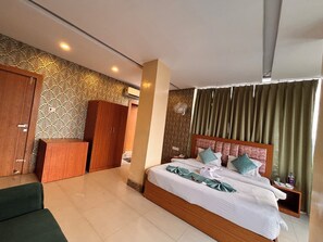 Deluxe-Doppelzimmer, Stadtblick | Schreibtisch, laptopgeeigneter Arbeitsplatz, kostenloses WLAN