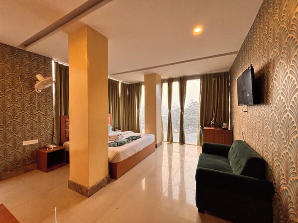 Deluxe-Doppelzimmer, Stadtblick | Schreibtisch, laptopgeeigneter Arbeitsplatz, kostenloses WLAN