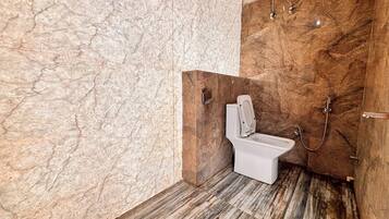 Kamar Double Deluks, pemandangan kota | Meja kerja, ruang kerja ramah laptop, dan Wi-Fi gratis