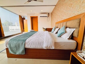 Deluxe-Doppelzimmer, Stadtblick | Schreibtisch, laptopgeeigneter Arbeitsplatz, kostenloses WLAN