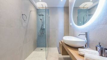 Regadera, secadora de cabello, toallas, jabón