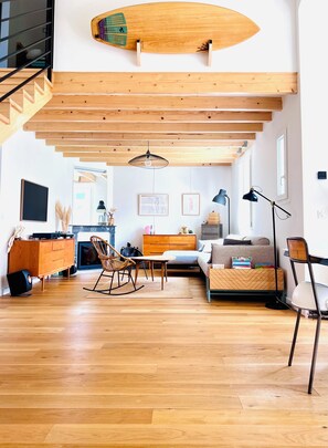 Smart TV, fireplace, books