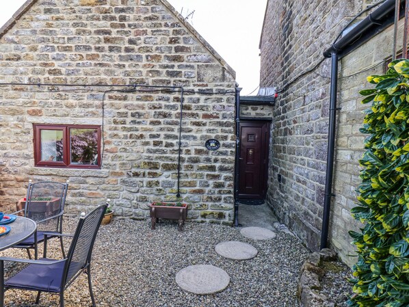 Outdoor dining - Wayside Farm Cart Cottage (Scarborough)