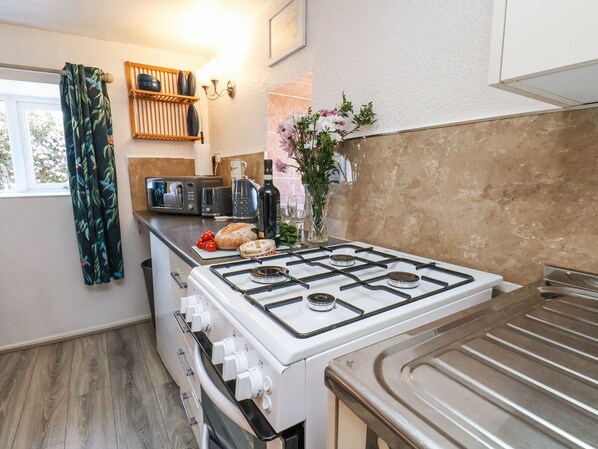 Cottage | Private kitchen | Cookware/dishes/utensils - Wayside Farm Cart Cottage (Scarborough)